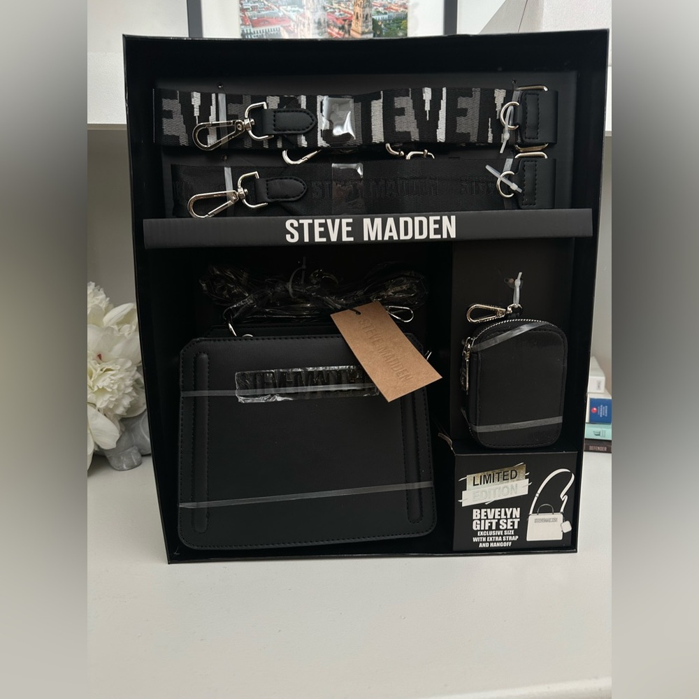 Steve Madden Bevelyn Crossbody Limited Edition Gift Set, Black Exclusive Size